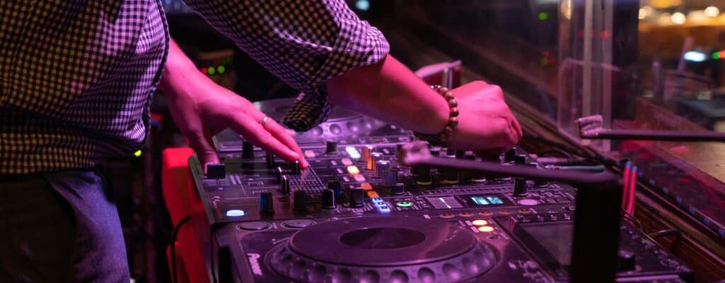 Famous DJ Agency - Crowd Connection Famous DJ Agency - Crowd Connection
